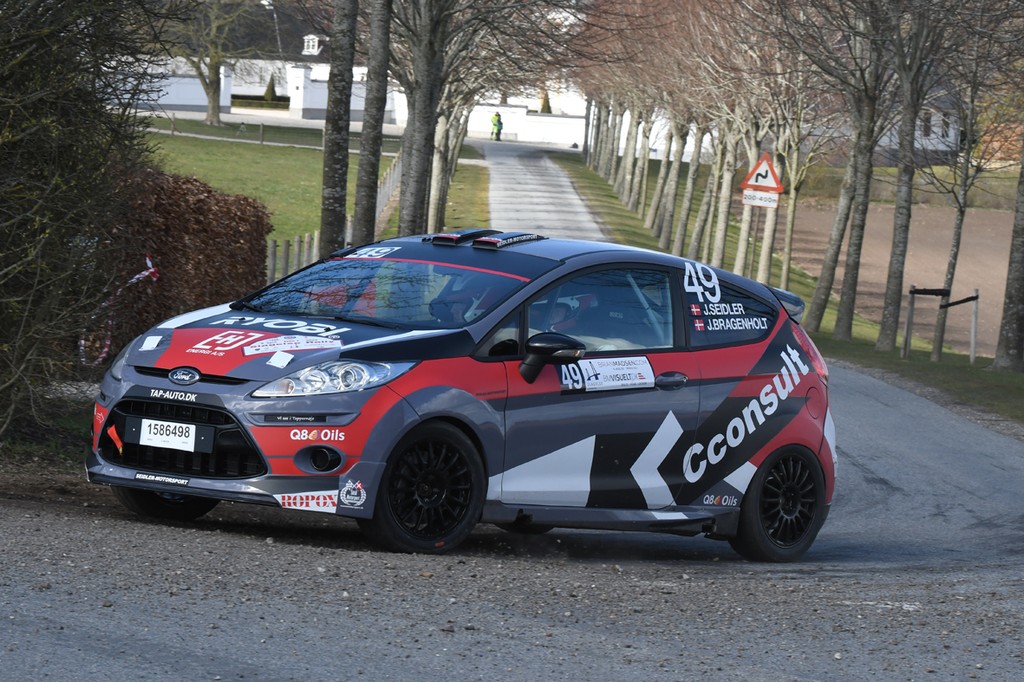 På SS1 Turup var Joas Seidler i sin Ford Fiesta fjerdehurtigst ud af 10, men på grund af svigtende bremsekraft på den følgende SS2 Tårup Udlod valgte han at stoppe for ikke at risikere noget
(Foto: Morten Dam, specialpress@gmail.com)
